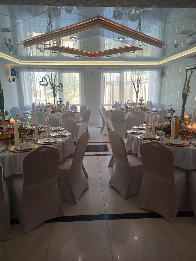 Hotel Imperium Pionki Екстер'єр фото