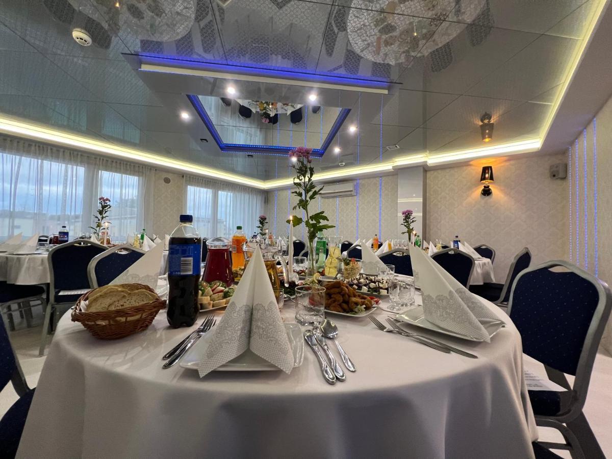 Hotel Imperium Pionki Екстер'єр фото