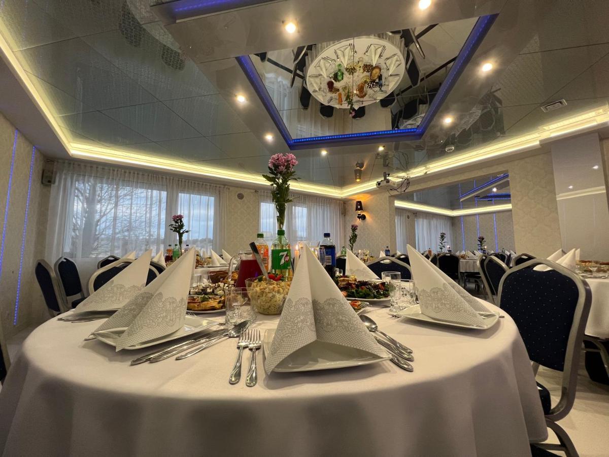 Hotel Imperium Pionki Екстер'єр фото