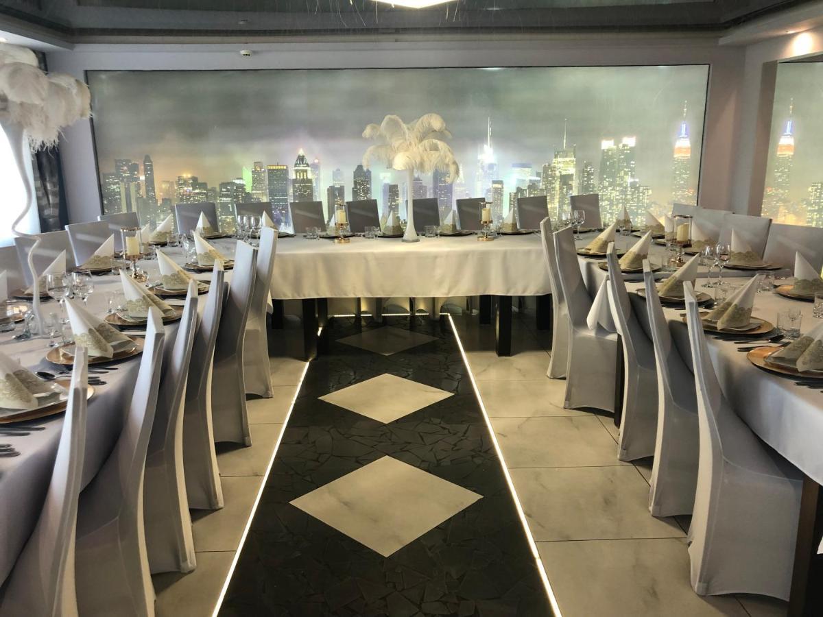 Hotel Imperium Pionki Екстер'єр фото