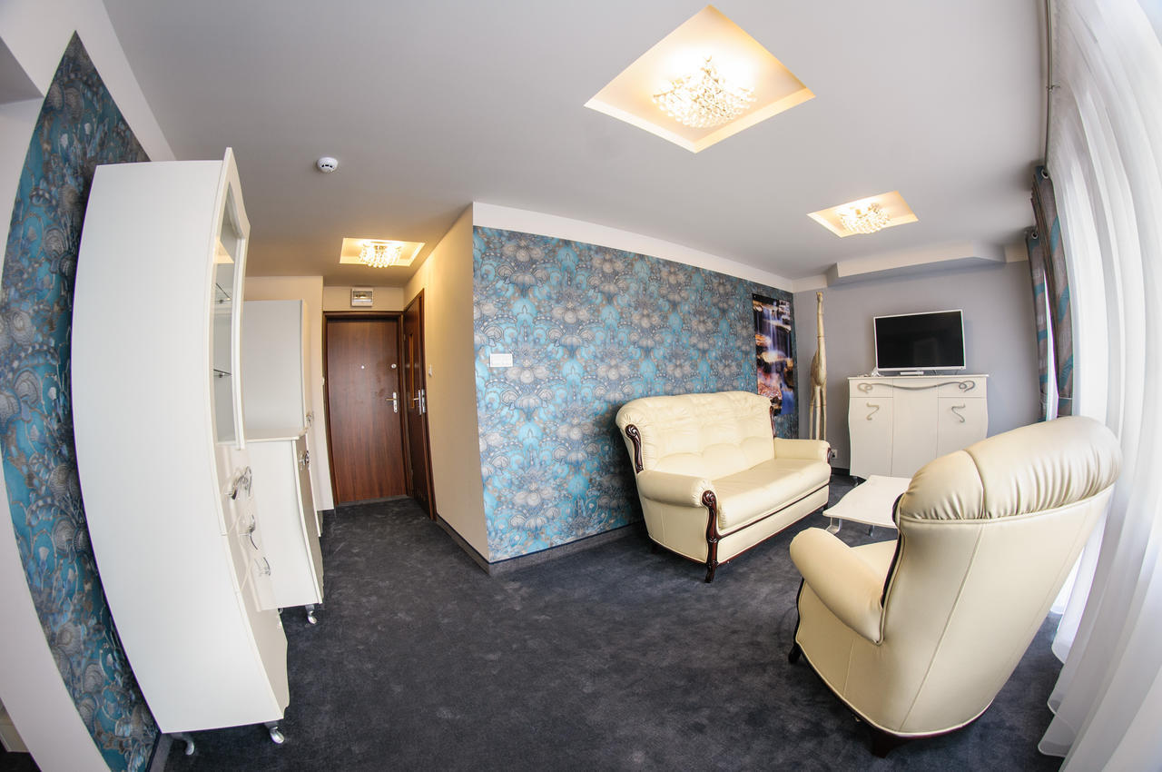 Hotel Imperium Pionki Екстер'єр фото