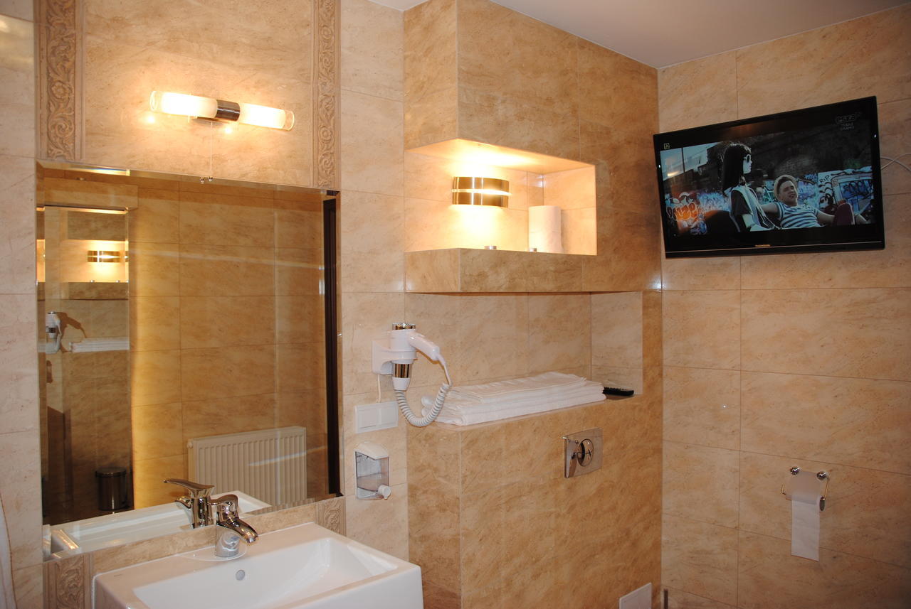 Hotel Imperium Pionki Екстер'єр фото