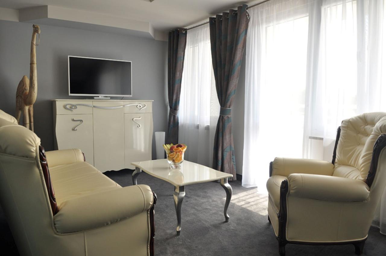 Hotel Imperium Pionki Екстер'єр фото